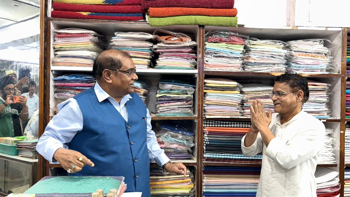 BrijLal_IPS's tweet image. घटी GST – मिला उपहार, धन्यवाद मोदी सरकार।
📍 लखनऊ के जनपद मार्केट में आयोजित #GSTBachatUtsav के अवसर पर व्यापारियों से संपर्क एवं संवाद कर उनका स्वागत किया।
🛍️ 💰 घटे GST से उपभोक्ताओं और व्यापार दोनों को सीधा लाभ।
#AatmanirbharBharat
#GSTReforms2025 #NextGenGST
@NamoApp