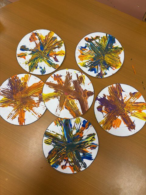 Chez les GS, séries de graphismes décoratifs sur le thème des traits rayonnants….
S’approprier l’espace, développer l’activité perceptive visuelle, contrôler les tracés, varier les supports, les outils… se préparer à l’écriture 🤩