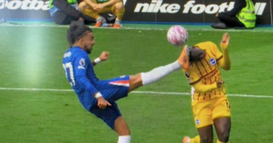 The ref did not award a penalty to Brighton against Chelsea. 🤣🤣🤣