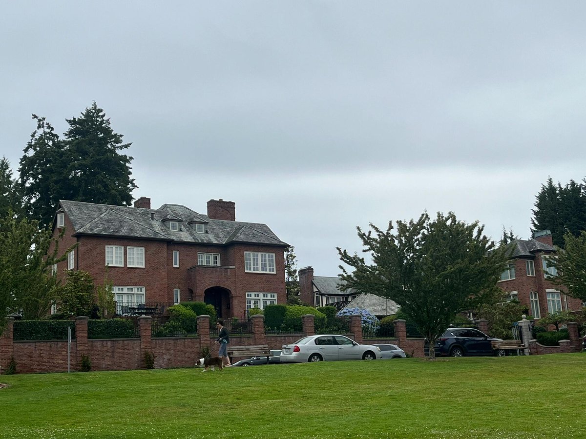 Coast8West's tweet image. The sky is high ☁️✨, and the autumn clouds are like cotton candy, making people look up and smile. 
#AutumnLimited 
#SkyControl 
#GentleTime 
#BeautifulLife 
#Healing