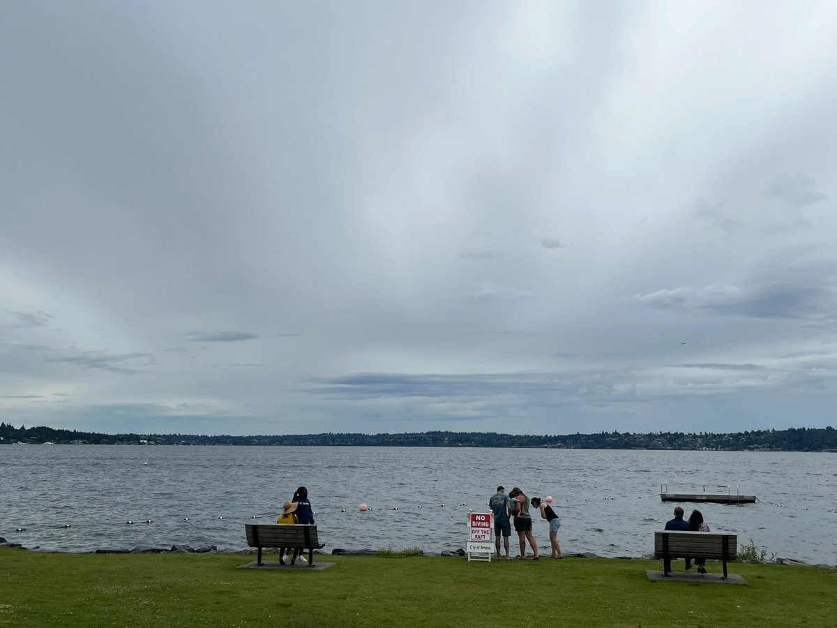 Coast8West's tweet image. The sky is high ☁️✨, and the autumn clouds are like cotton candy, making people look up and smile. 
#AutumnLimited 
#SkyControl 
#GentleTime 
#BeautifulLife 
#Healing
