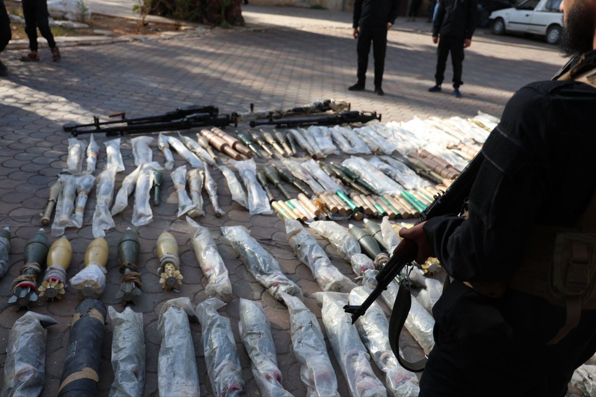 syrianmoi's tweet image. أسلحة متنوعة شملت قذائف هاون وقذائف &quot;RPG&quot; ورشاشات عيار &quot;12.7&quot;، تمكنت مديرية الأمن الداخلي في منطقة القصير من ضبطها داخل سيارة مركونة كانت معدّة للتهريب إلى دول الجوار، عقب العملية الأمنية التي نفذتها قوات الأمن الداخلي، حيث جرى مصادرتها أصولاً.

#وزارة_الداخلية