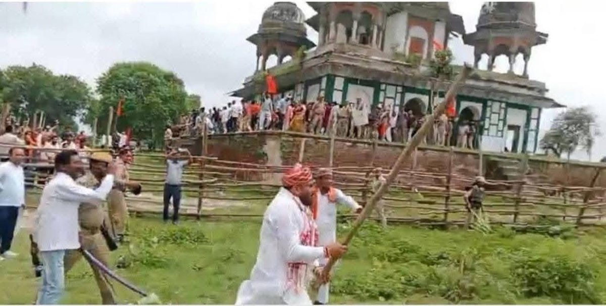 drmerajhusain's tweet photo. दो तस्वीरे—दो अलग अलग तरह का क़ानूनी तरीका—एक ही प्रदेश—ऐसा क्यों? जब संविधान सबके लिए बराबर है तो दोहरा चरित्र क्यों? #BareilyProtest https://t.co/SIH8fSiNhY