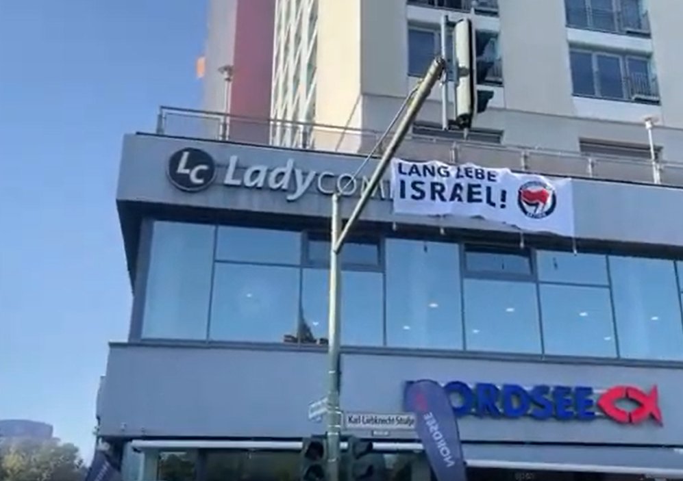 Die Antisemiten grölten #b2709, als ein Israelhasser das Transparent entfernte.

Die Linke von Van Aken, Schwerdtner und Reichinnek lädt zu Demos, die alles bekämpfen, was für die Existenz Israels steht.

"Lang lebe Israel" ist und bleibt ein antifaschistisches Axiom.
