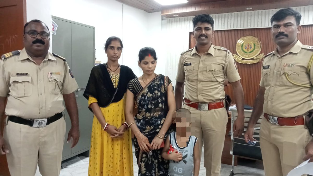 निर्मलनगर पोलीस ठाणे – Nirmal Nagar PS Mumbai (@nirmalnagarps) on Twitter photo आज रोजी निर्मल नगर पोलीस ठाणे हद्दीत राहत असलेला एक ४ वर्षाचा मुलगा परिसरामधून हरवला असल्याची तक्रार नोंद करण्यात आली होती. निर्मल नगर पोलीस ठाणे पोलीस पथकाने सदर मुलाचा तात्काळ शोध घेऊन सुखरूप त्याच्या आईच्या ताब्यात दिले.
<a href="/DcpZone8Mumbai/">पोलीस उप आयुक्त परिमंडळ ०८ - DCP ZONE 08 Mumbai</a>
<a href="/MumbaiPolice/">मुंबई पोलीस - Mumbai Police</a> आज रोजी निर्मल नगर पोलीस ठाणे हद्दीत राहत असलेला एक ४ वर्षाचा मुलगा परिसरामधून हरवला असल्याची तक्रार नोंद करण्यात आली होती. निर्मल नगर पोलीस ठाणे पोलीस पथकाने सदर मुलाचा तात्काळ शोध घेऊन सुखरूप त्याच्या आईच्या ताब्यात दिले.
<a href="/DcpZone8Mumbai/">पोलीस उप आयुक्त परिमंडळ ०८ - DCP ZONE 08 Mumbai</a>
<a href="/MumbaiPolice/">मुंबई पोलीस - Mumbai Police</a>