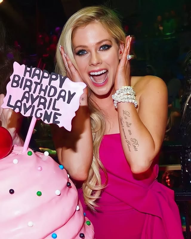 Hoje a Avril Lavigne completa 41 anos de seu lançamento ❤️ 🎂