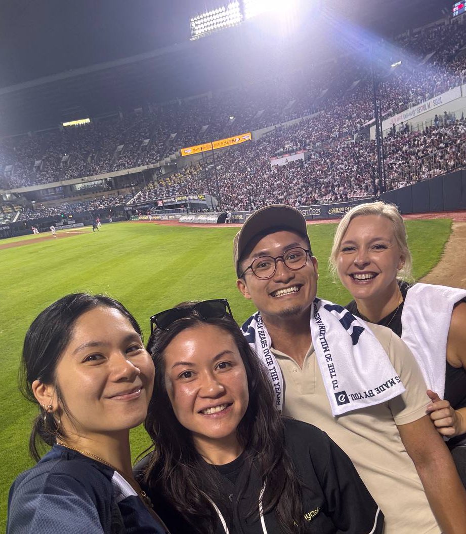 aingeth's tweet image. Cheerleaders are leading stadium-wide dance-offs while we crush fried chicken and beer🍗🍺 with the @myosin_xyz crew. 

Bears may have lost but vibes = undefeated. @dabblerer_ @blakeminhokim