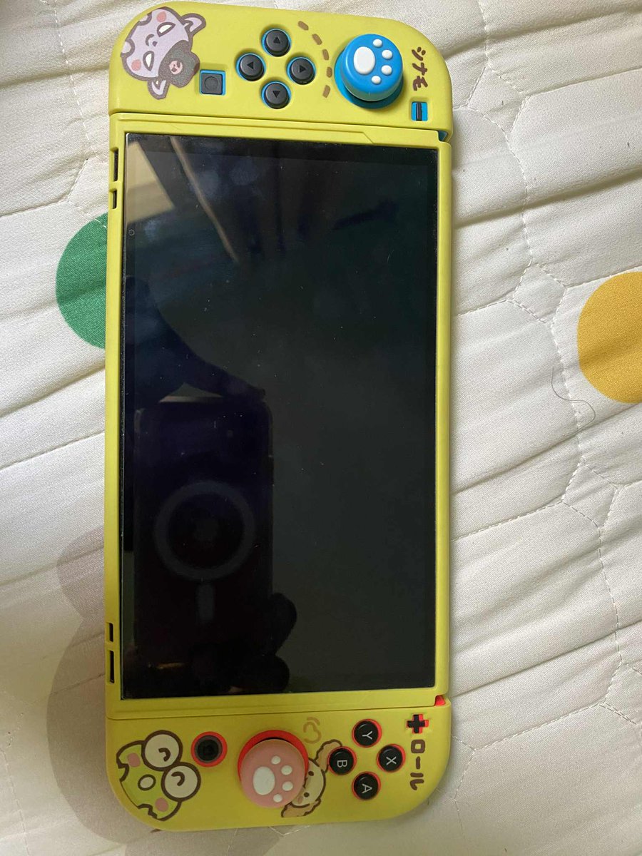 zxvan96's tweet photo. ปล่อย nintendo oled ค่ะ ไม่ค่อยได้เล่นแล้วยังใช้ไม่ถึงปี สภาพดีของครบทุกอย่างค่ะ แถม เคส กระเป๋าใส่ ติดฟิล์ม มีเกมติดเครื่องนิดหน่อยค่ะ (ไม่มีโปเกม่อนนะคะเป็นแผ่นเกมไม่ได้ขายค่ะ) ราคา 5️⃣0️⃣0️⃣0️⃣ ค่ะ รวมส่ง  หรือนัดรับได้ นครปฐม นครชัยศรี #นินเทนโด้  #ส่งต่อnintendo  #ตลาดนัดมือ2 https://t.co/L5XcYVELaf