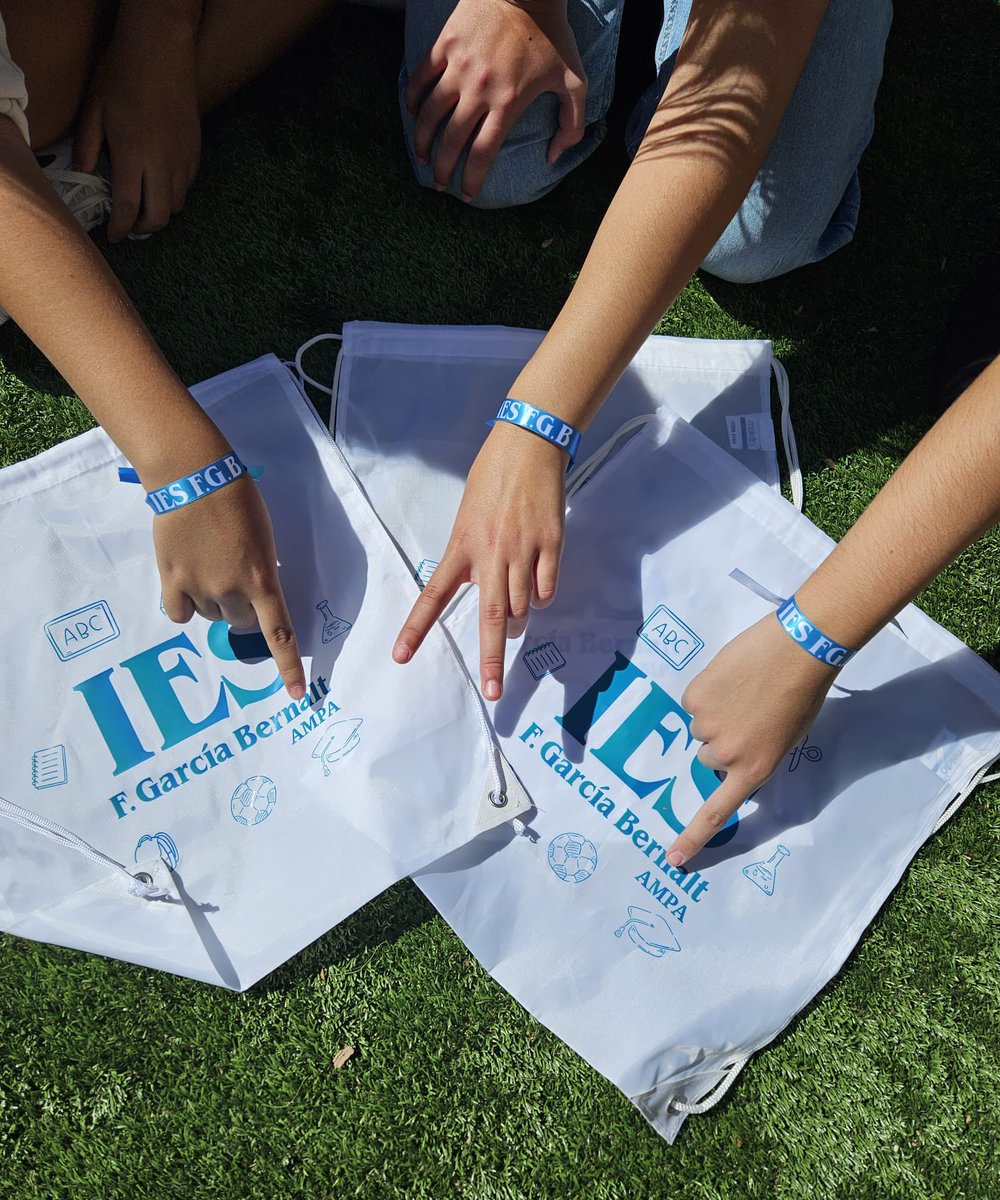 El AMPA del IES García Bernalt da la bienvenida a los nuevos chicos y chicas de 1º de la ESO. Hemos querido estar presentes en este día tan especial con un pequeño detalle. Os deseamos todo lo mejor para esta nueva etapa de vuestras vidas <a href="/iesfgb/">IES FGB</a>