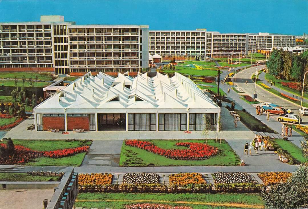 Neptun, anii '70. 

Atunci când litorarul românesc arăta decent.