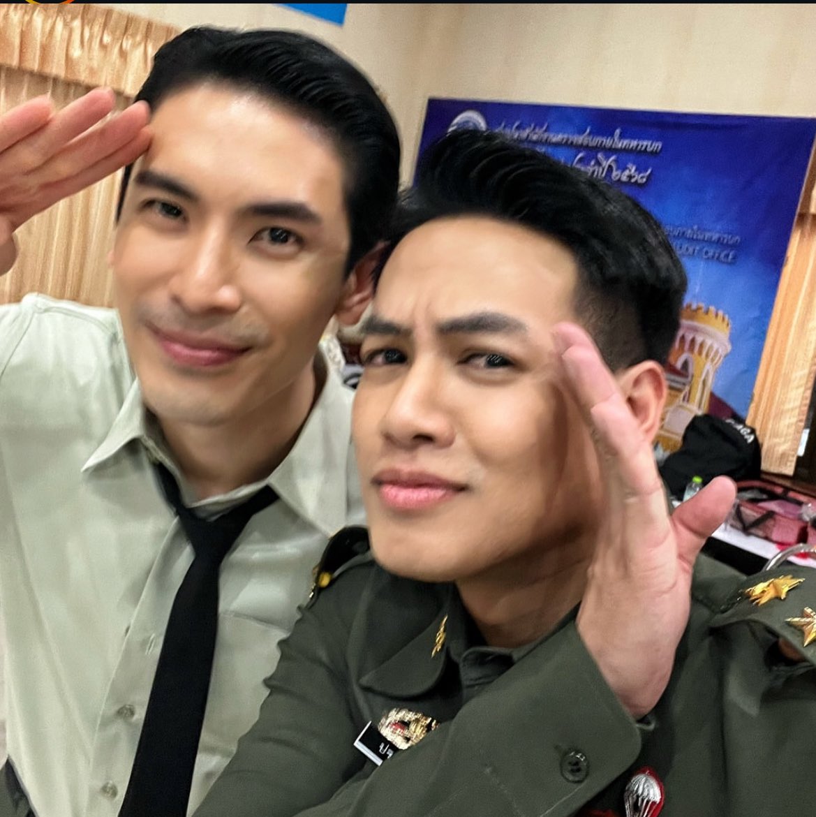 เพิ่งเหนรูปที่พี่ปอลงละเลื่อนไปเจอที่ถ่ายคู่กะพี่สน แม่งเหมือนข้าราชการในงานกินเลี้ยงจริง5555555555555555