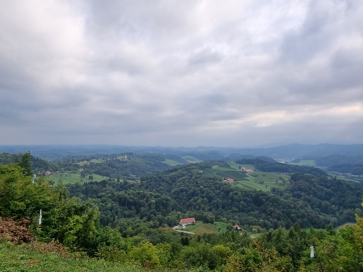 Čudovit domoljuben dan na Plačkem vrhu. 🇸🇮🫶 Takole bomo <a href="/SuvereniSLO/">@SUVERENI</a> s partnerskimi političnimi organizacijami do volitev obhodili prav vso Slovenijo. Slovenci in Slovenke imajo dovolj delitev, dovolj laži in dovolj lopovske politike. Mi smo prava suverenistično-nacionalna