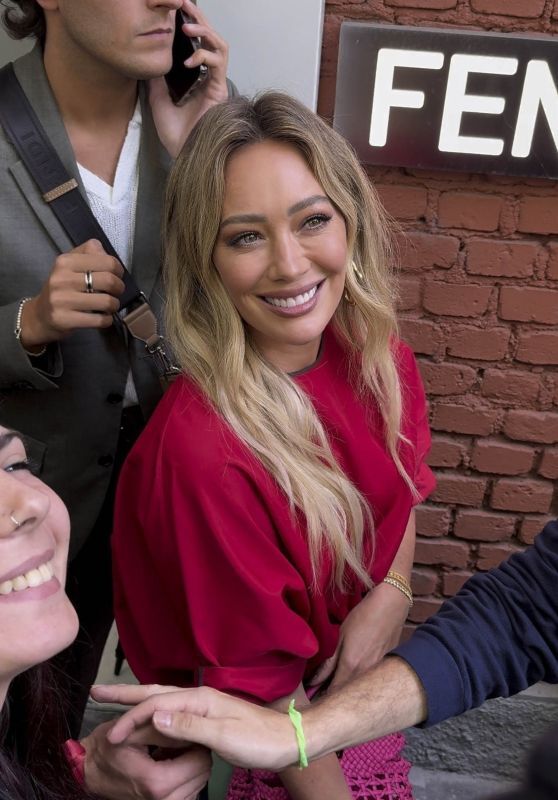 Hilary Duff Ignites Milan Fashion Week with Color-Blocked Fendi Statement • CelebMafia
Click to watch more: copyfeed.top/2025/09/27/hil…