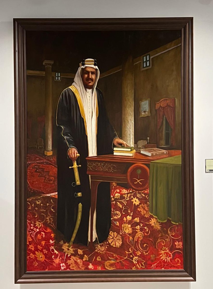 Artist_Saleh's tweet photo. لوحة معزّي للفنان ياسر الشهري
تجسد الملك عبدالعزيز – رحمه الله – في مجلسه في قصر المربع.
يحمل العمل رمزية السيف في غمده إشارة الى نهاية حروب التوحيد واستتباب الأمن، والكتاب لبداية عهد التنمية والحضارة.

من معرض @Takhleed_KSAنخوة معزّي ورحلة وطن https://t.co/dFzHQ5FWTe