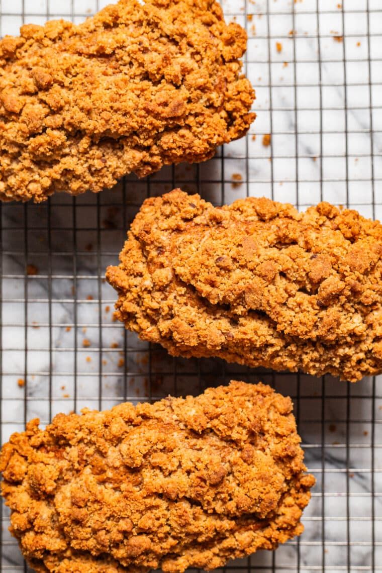 Crumbly pumpkin bread! 🍁 Super moist, packed with all the warm seasonal spices + so easy to make (no mixer required!). Made lighter with whole wheat pastry flour, coconut oil and applesauce but just as indulgent to satisfy that fall sweet tooth craving.

damndelicious.net/2012/11/02/cru…