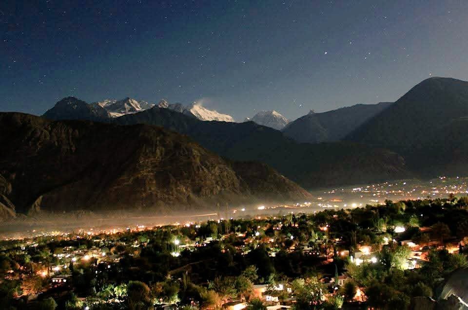 The_North_Blood's tweet image. A night view of #gilgit city with Rakaposhi at the back.