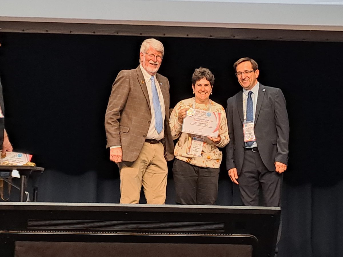 Uruguay premiado en Dinamarca! 🇺🇾 🐝 
Libro infantil sobre abejas ganó medalla de plata en Apimondia 2025
+14.000 libros entregados en +300 escuelas
Un laburo tremendo!