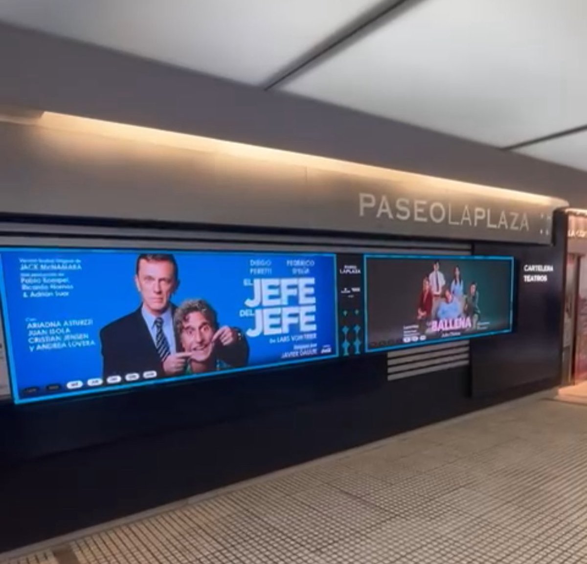 📌 Inaugurando nuevas “puertas led” de alta definición en el ingreso al Paseo La Plaza de la ciudad de Buenos Aires, optimizando el mejor anuncio para su gran cartelera de espectáculos.