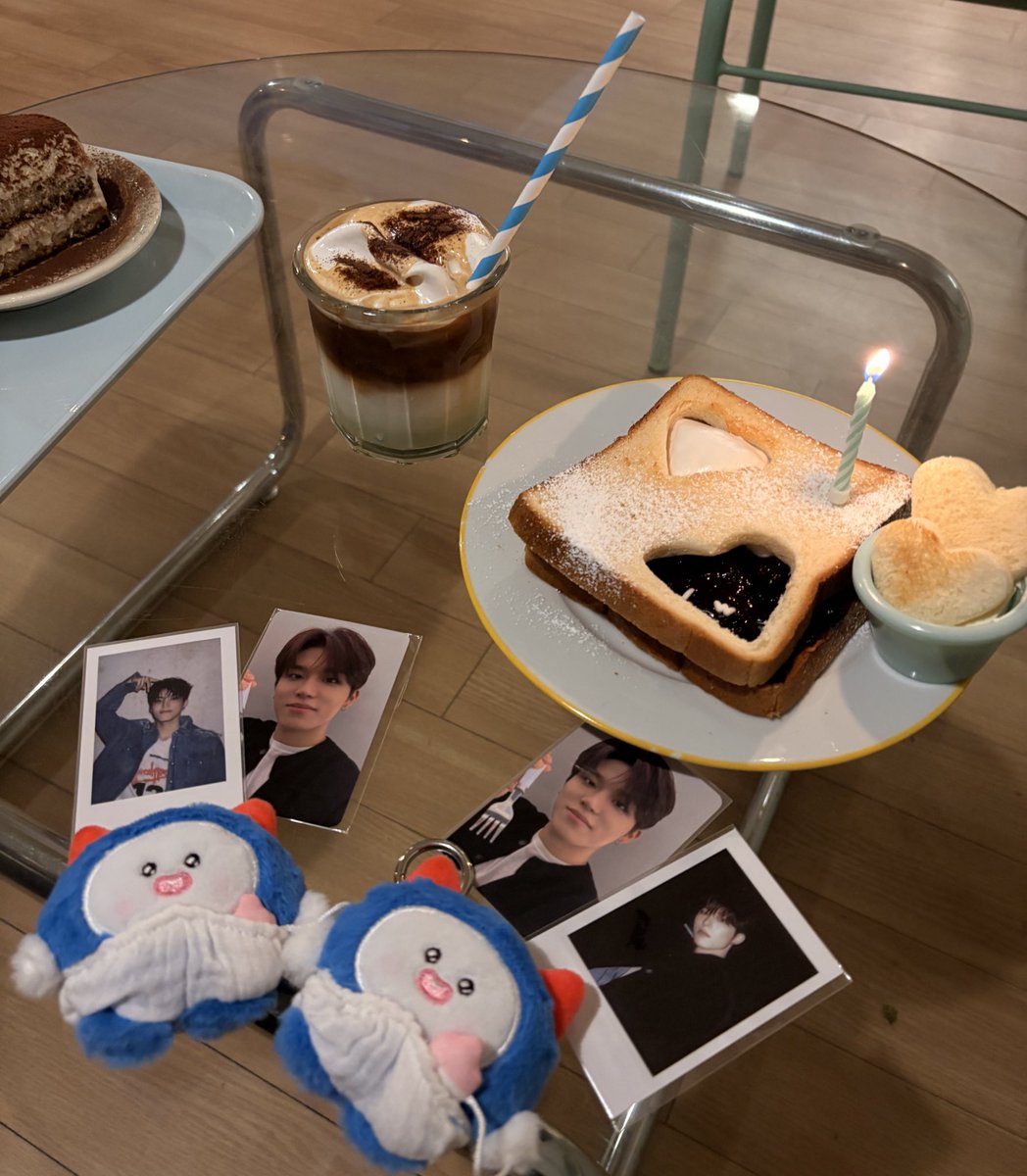 ジョンウ誕生日おめでとう🎂
いつも幸せにしてくれるジョンウだから、沢山幸せになるんだよー！
JEONGWOO Light Up Our World 
#Love2Our1AndOnlyJeongwooDay
#익산의자랑_쩡쩡이_생일
#ジョンウの歌にメロメロパラダイスー