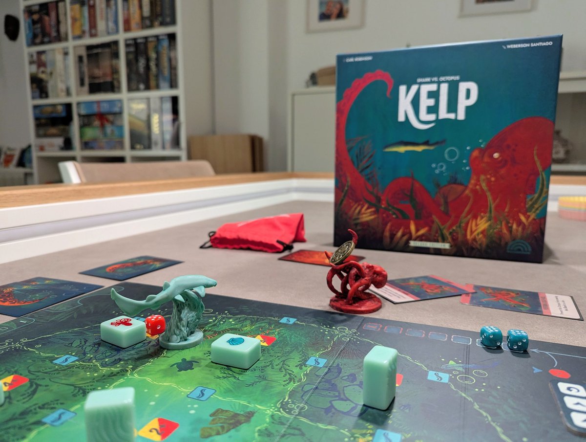 MariaArry's tweet image. Cogiéndole el gusto al Kelp, que solo puedo jugarlo con @ToniParicio porque el inglés frena un poco. Me tocará hacer chuleta traducida de todas las cartas si quiero darle algo más de uso. 
Primera vez que juego con el tiburón y la suerte ha estado de mi parte ☺️