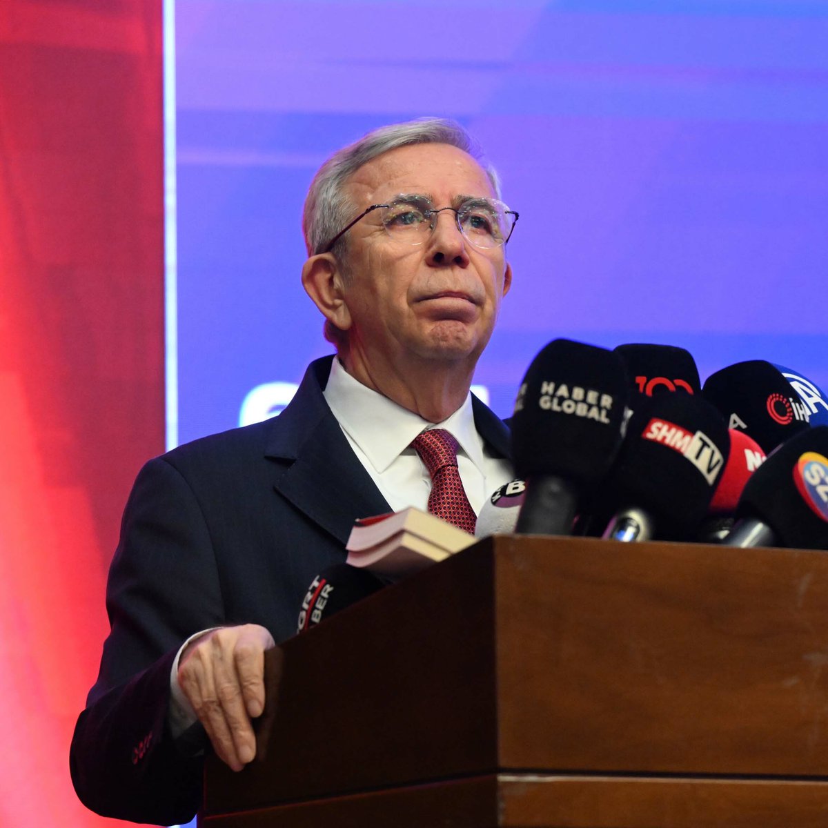 Mansur Yavaş: "Benim yaptığım onca şikayette 1.5, 2 milyarlık kamu zararı yolsuzluklar var.

Bırakın gözaltına almayı, 6 yıldır bunların ifadesi dahi alınmadı. Böyle adalet olmaz."