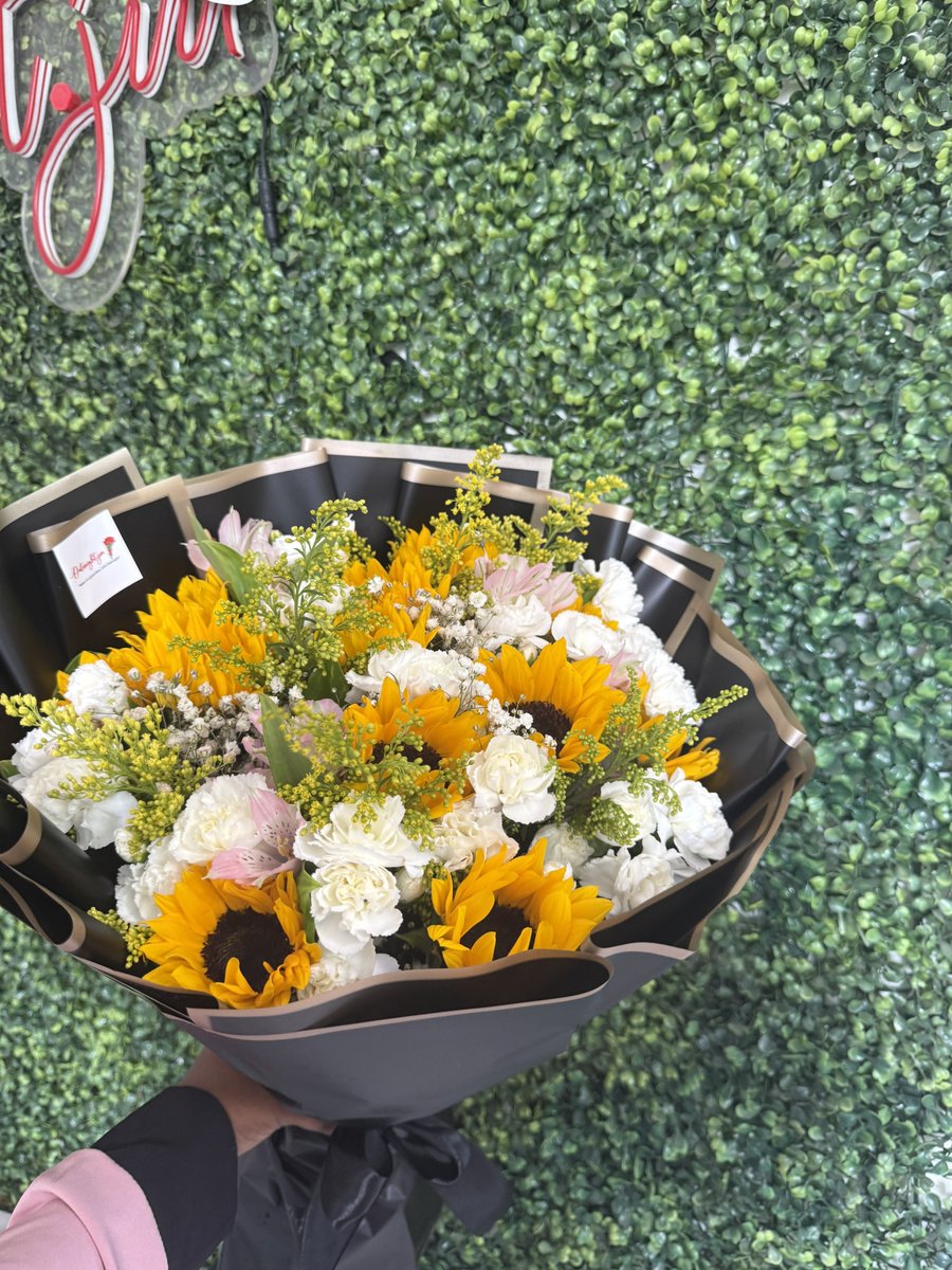 DatenightJm's tweet photo. Happy weekend 🌻💐 https://t.co/Lt2UQmYgG8