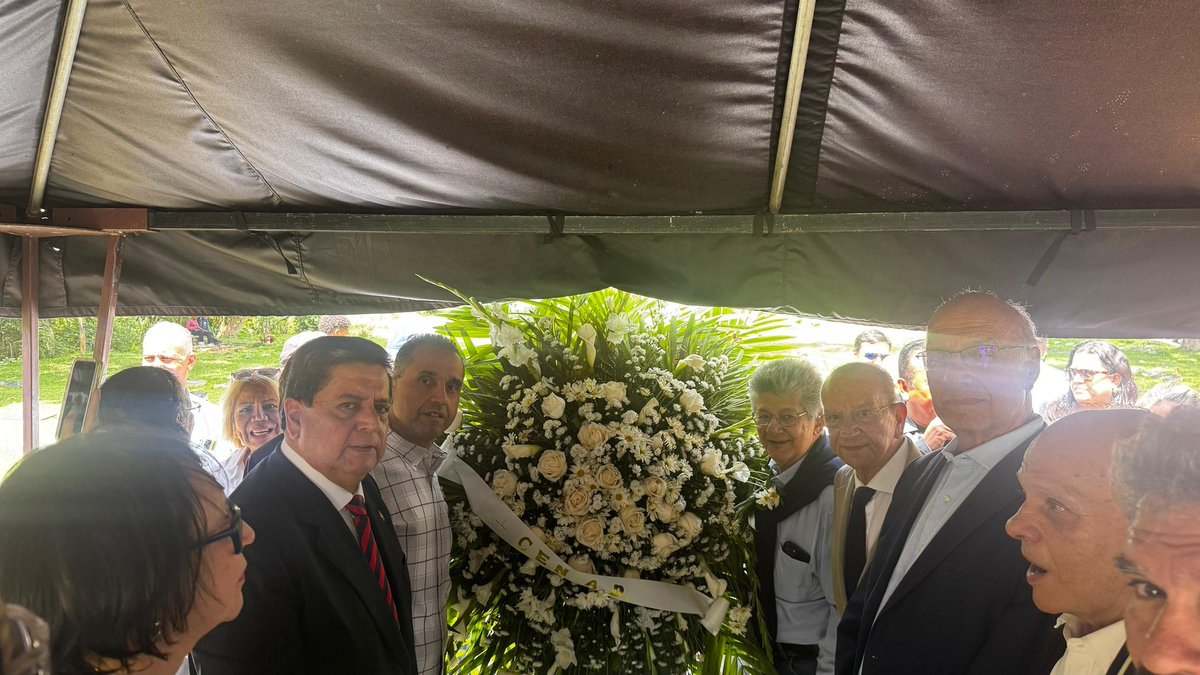 ADemocratica's tweet photo. La Dirección Nacional del partido rindió homenaje en el Cementerio del Este a Rómulo Betancourt, por el cuadragésimo cuarto (44°) aniversario de su fallecimiento. Expresidente de la república, fundador de Acción Democrática, pionero constructor de la democracia y de grandes transformaciones para Venezuela.