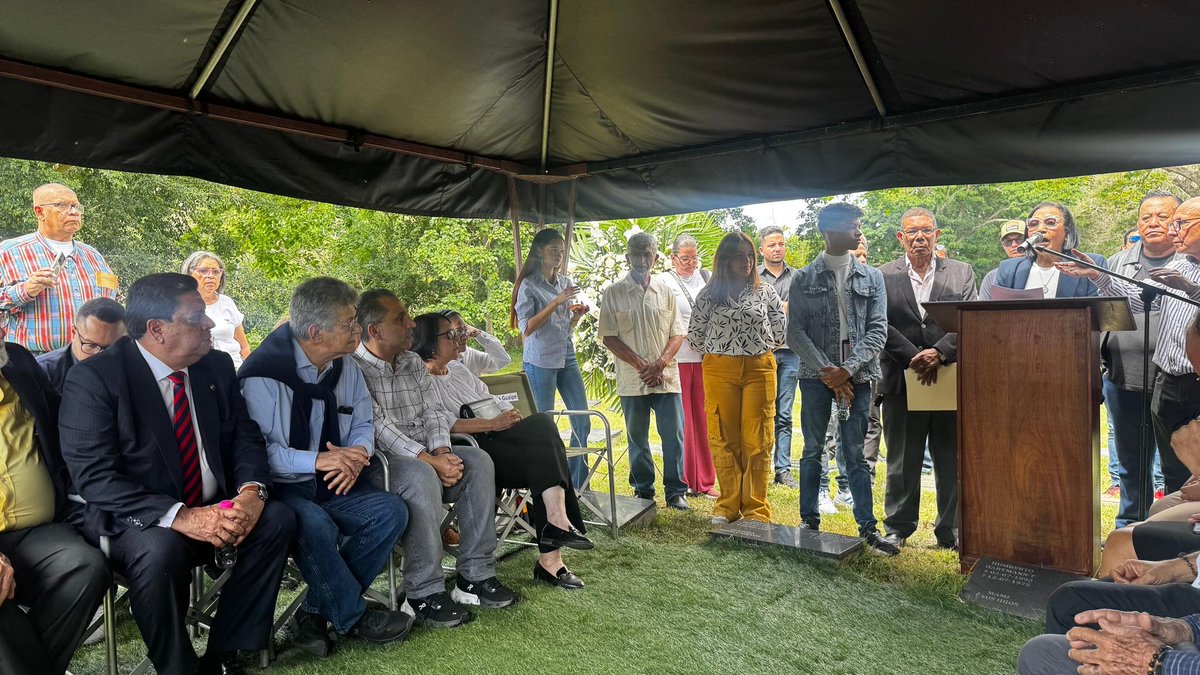 ADemocratica's tweet photo. La Dirección Nacional del partido rindió homenaje en el Cementerio del Este a Rómulo Betancourt, por el cuadragésimo cuarto (44°) aniversario de su fallecimiento. Expresidente de la república, fundador de Acción Democrática, pionero constructor de la democracia y de grandes transformaciones para Venezuela.