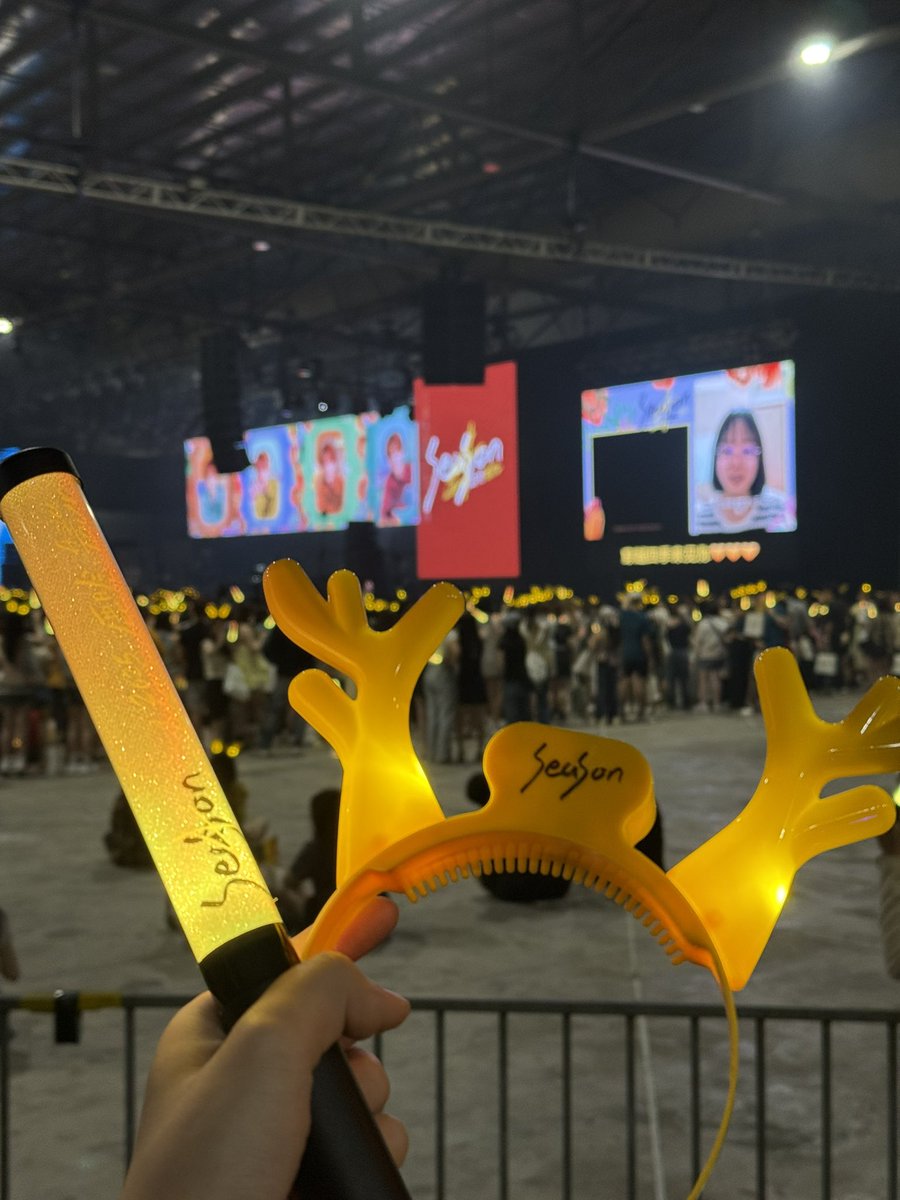 xxviiplus's tweet photo. my cat was not the best but thankfully i was in the first row 😭 other than the last song when he came by, the stage was actually really far away and he was so small most of the time 😔 tried my best to enjoy the concert but i also wanna capture everything (thankyouiphone) https://t.co/8xNAmex96V
