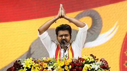 बहुत दुःखद ! 

  तमिल एक्टर और TVK चीफ विजय की करूर रैली में बड़ा हादसा हो गया ।

अभी तक 31 लोगों के मारे जाने की खबर है.
मौके पर मौजूद विजय ने हालात देखते ही तुरंत भाषण रोक दिया और मंच से पानी की बोतलें भीड़ की ओर फेंककर मदद करने की कोशिश की.

#TVKVijay 
#TVKCampaign 
#Karur