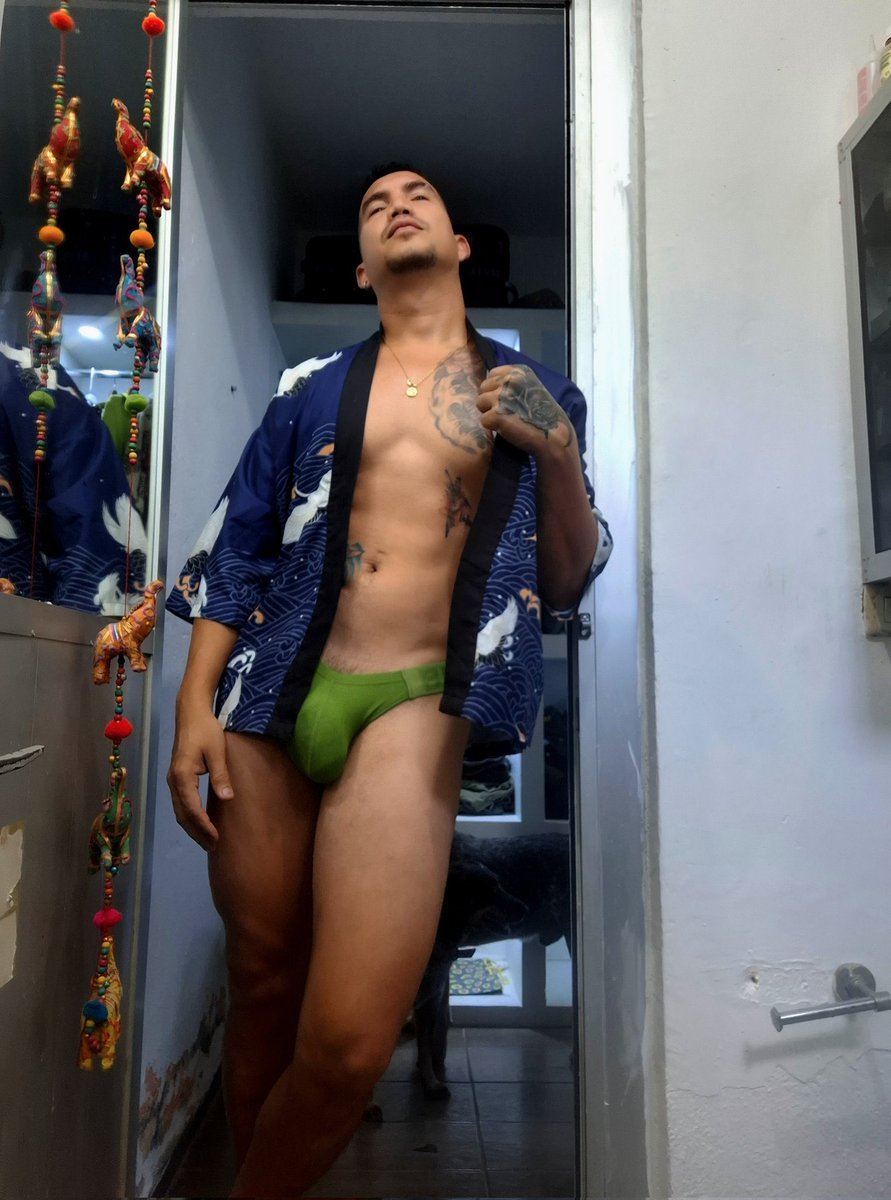 menundiespotter's tweet photo. Aquí amamos a los hombres que se atreven a usar #trusa y presumir su exquisito #bulto como @Andresc96394703 😏🩲🔥
El morbo se comparte, no se esconde…
Así que cuéntanos: ¿qué trusa usas hoy? Respóndenos con foto 👀

#TrusaHot #SlipGame #ProvocaciónPura
💾 RT si aceptas el reto https://t.co/iojw3sFAGS