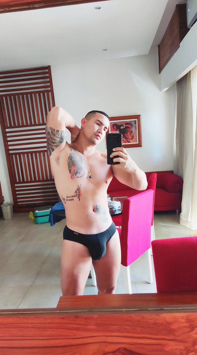 menundiespotter's tweet photo. Aquí amamos a los hombres que se atreven a usar #trusa y presumir su exquisito #bulto como @Andresc96394703 😏🩲🔥
El morbo se comparte, no se esconde…
Así que cuéntanos: ¿qué trusa usas hoy? Respóndenos con foto 👀

#TrusaHot #SlipGame #ProvocaciónPura
💾 RT si aceptas el reto https://t.co/iojw3sFAGS