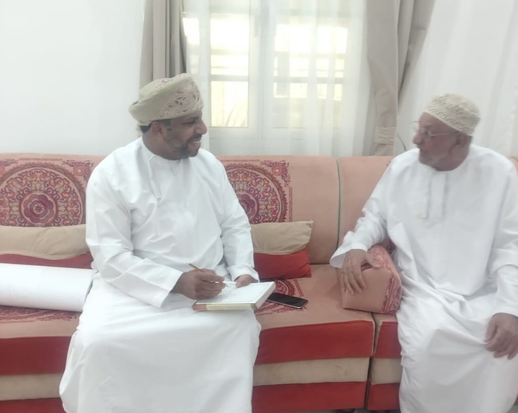 عصر السبت
٤ ربيع الآخر ١٤٤٧ هـ

وصال الرحم قدسته آي القرآن ، ولقاء تاق فيه الفرع للأصل جمعني فيه بالعم الكريم : مبارك بن سعيّد بن حمد المعمري من أُسر أولاد ( الخزيني ) من فخذ أولاد زبر في بيته بالحيل الشمالية
وحوارنا دار حول هجرة أسلافه من حاجر بني عمر  وأنسابهم ومآثرهم وتفرعاتهم