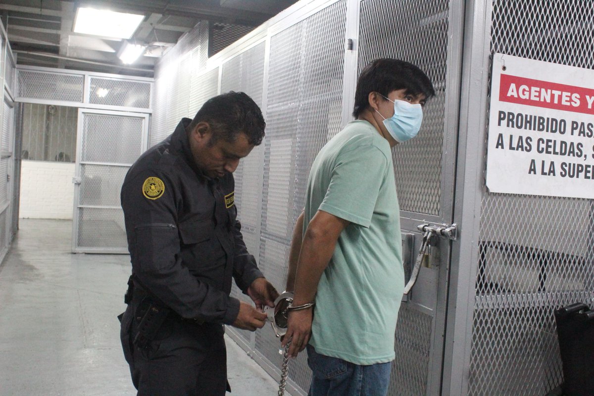 🚨🚨 Estudiante de la #USAC permanecerá en la carceleta de Torre de Tribunales 

El abogado del estudiante Edmar Arriola, criminalizado en el caso “Toma USAC: Botín político”, solicitó al juez de turno que mientras llega el día de la audiencia, su defendido sea traslado a la
