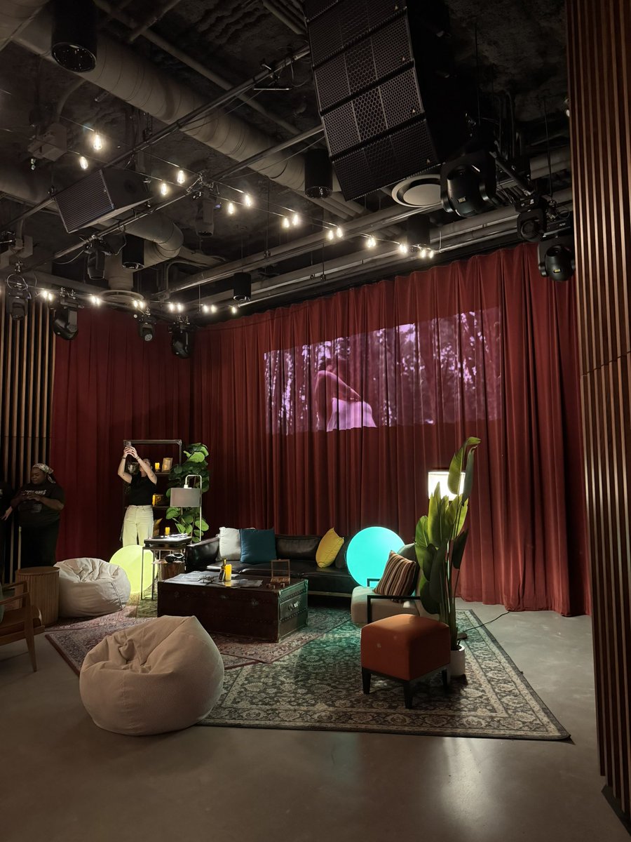 Listening to my favorite album at the #OnTheRoadAgain pop up!🤍 <a href="/ShawnAccess/">ShawnAccess</a>