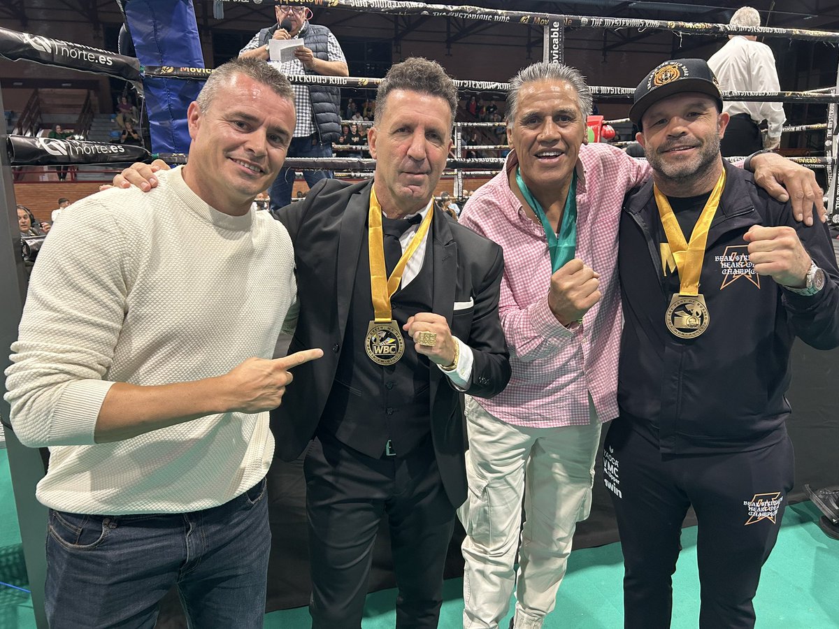 SER Deportivos Gijón (@serdepgijon) on Twitter photo 🥊𝐇𝐨𝐦𝐞𝐧𝐚𝐣𝐞 𝐚𝐥 𝐁𝐎𝐗𝐄𝐎 𝐈𝐧𝐭𝐞𝐫𝐧𝐚𝐜𝐢𝐨𝐧𝐚𝐥
📍Cangas del Narcea
🥇Alfredo Evangelista
🥇Rigoberto Álvarez, Campeón del Mundo y Hermano de <a href="/Canelo/">Canelo Alvarez</a>
🥇“El Tigre de Tetuán” <a href="/MBerdonce/">Manel Berdonce</a>
🥇Aitor “Diamante” Nieto
🥇Kerman Lejarraga
Promotor: Robustiano Álvarez 🥊𝐇𝐨𝐦𝐞𝐧𝐚𝐣𝐞 𝐚𝐥 𝐁𝐎𝐗𝐄𝐎 𝐈𝐧𝐭𝐞𝐫𝐧𝐚𝐜𝐢𝐨𝐧𝐚𝐥
📍Cangas del Narcea
🥇Alfredo Evangelista
🥇Rigoberto Álvarez, Campeón del Mundo y Hermano de <a href="/Canelo/">Canelo Alvarez</a>
🥇“El Tigre de Tetuán” <a href="/MBerdonce/">Manel Berdonce</a>
🥇Aitor “Diamante” Nieto
🥇Kerman Lejarraga
Promotor: Robustiano Álvarez