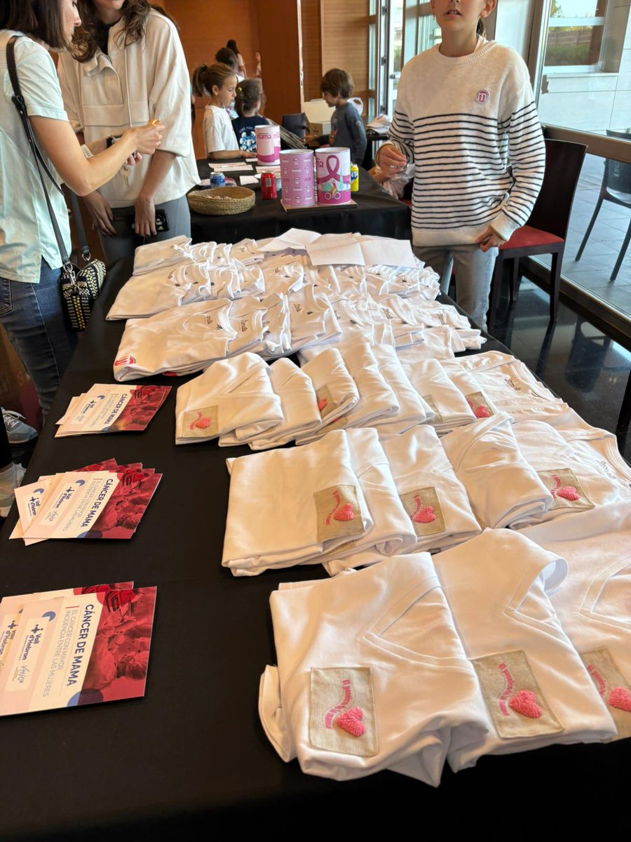 👏 140 personas han participado en la XV Edición del #PaseícoDeLaMama.

El equipo de mama ha explicado a qué proyecto se destinarán los fondos recaudados y ha agradecido 15 años de apoyo y generosidad en favor de la investigación en cáncer de mama en VHIO 🩷

 #MamaVHIO