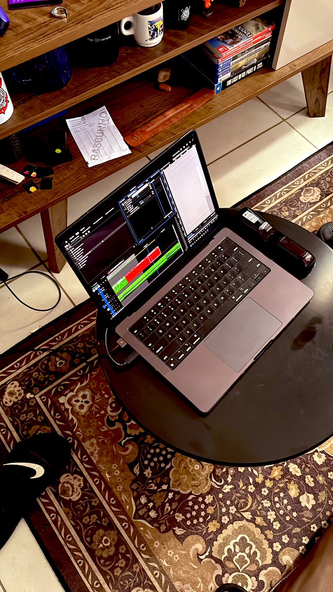 edição de video na mesinha de centro na sala hoje