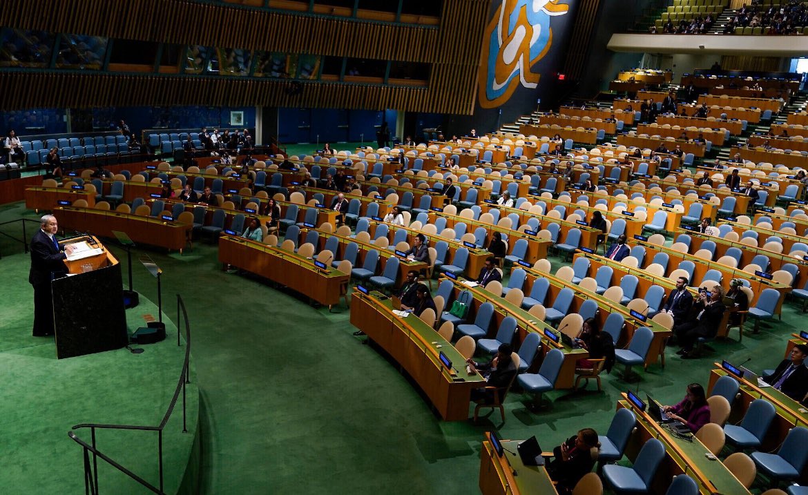 إسرائيل قامت على رواية زائفة روجت كثيراً
حتى صدقها العالم، لكن اليوم نرى هذه الرواية
تتآكل و تتعرى أمام الدول و  العالم و التاريخ.

مشهد نتنياهو وهو يخطب وحيداً 
يلخص انهم في الطريق الى الهاوية !!