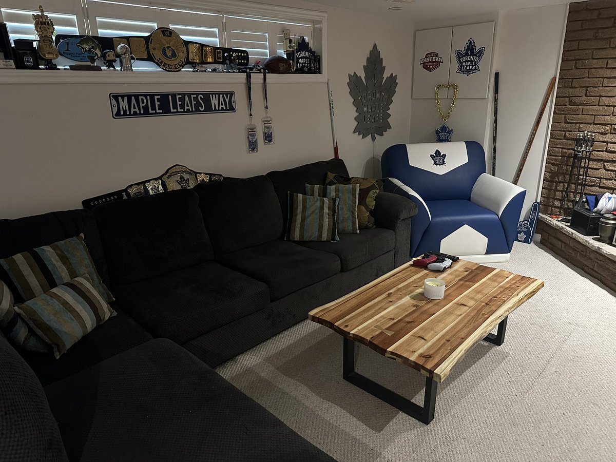 Got a new Leafs chair before the season starts! <a href="/MapleLeafs/">Toronto Maple Leafs</a> <a href="/LeonsFurniture/">Leon's</a> GO LEAFS GO