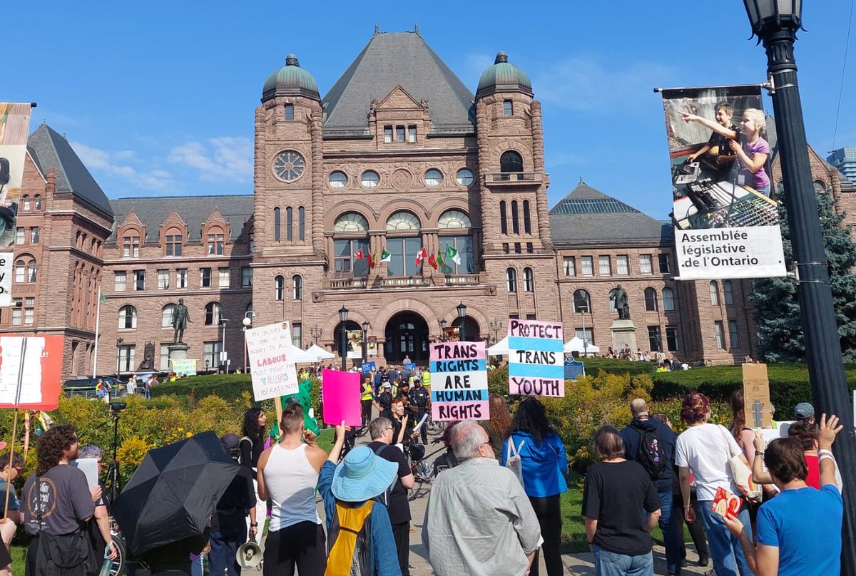 socialist_ca's tweet photo. Good turnout at the counter-protest to the bigoted anti-trans rally at Queen's Park. At least as many counter-protesters showed up, chanting "Trans Rights are Human Rights" and "Let Kids Be Trans"
#transliberationnow #transrightsarehumanrights https://t.co/X1R3r6bmbP
