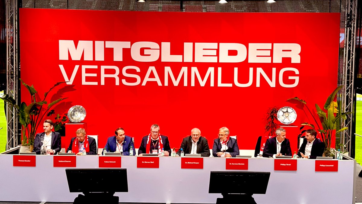 Eifelralf's tweet photo. Nach der Vorstellung der Teams und vor allem nach der Aussprache: Ich plädiere für #Wiederwahl des alten Vorstands;-)
#Effzeh #MV25 https://t.co/xh0xSQRsVj