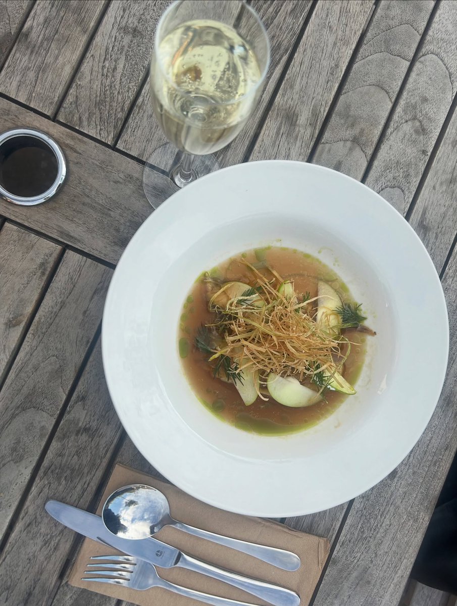 thealbertKT2's tweet image. Head chef Bart with one of his incredible new autumnal creations ➡️ Smoked mackerel with dill broth, sour cream, crispy leeks, pickled apple &amp;amp; Avruga caviar 🐟 try our new autumn menu this weekend!🍁

#autumnmenu #youngspubs #headchef #kingston #thealbert #pub #restaurant #london