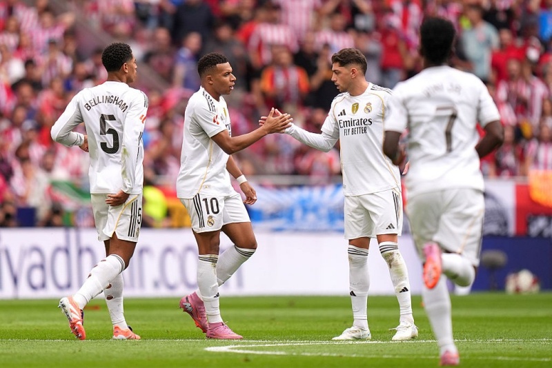 SoccerKingJP's tweet photo. 🇪🇸試合結果🇪🇸
アトレティコが“マドリード・ダービー”で5発大勝！…アルバレスは直線FK弾含む2ゴール　レアルはリーグ戦連勝が「6」でストップ
https://t.co/FmeWDSPxQU

🗣️編集部より
「大勝したアトレティコは、アルバレスがPK弾＆直接FK弾で2得点を記録。レアルはまさかの5失点を喫しました」 https://t.co/jaOjwcaBL9