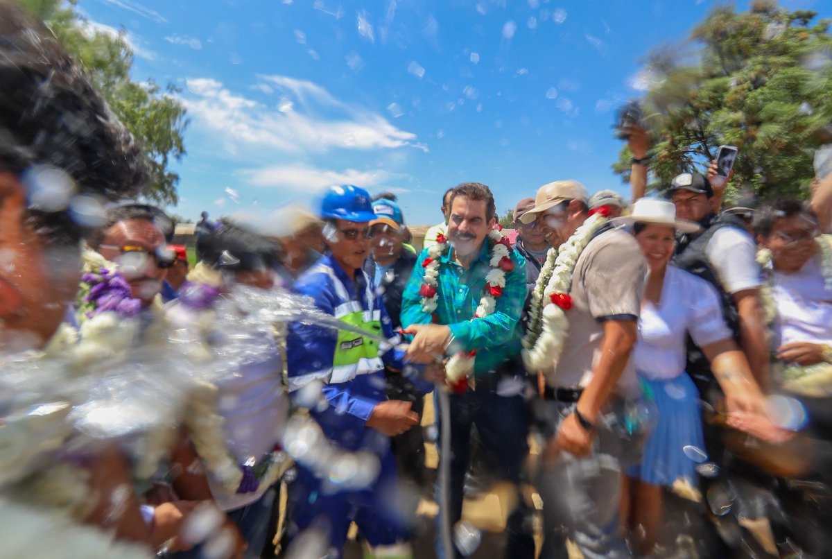 Visitamos el Distrito 9 para entregar la línea de aducción que llevará agua potable a la zona de las Maicas. Continuamos entregando obras que mejoran la calidad de vida de las familias cochabambinas.