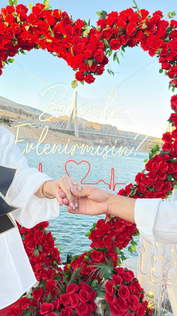 • Allah nasip edecekse, dağı düz eder; denizi yol eyler, getirir kaderine, bahar eyler.