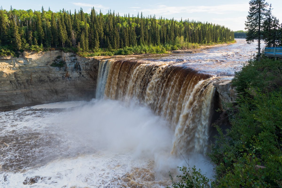 Canada is a top tourist destination for many reasons. From the friendliest people in the world, to architectural wonders, to natural phenomena, we’ve got it all! Can you name these popular Canadian sights? #WorldTourismDay ⬇️