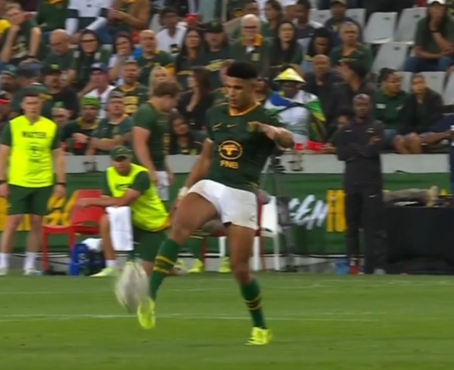 Cada vez que Sacha Feinberg-Mngomezulu la toca, un chico apaga la PlayStation y agarra una pelota de rugby. #RSAvARG