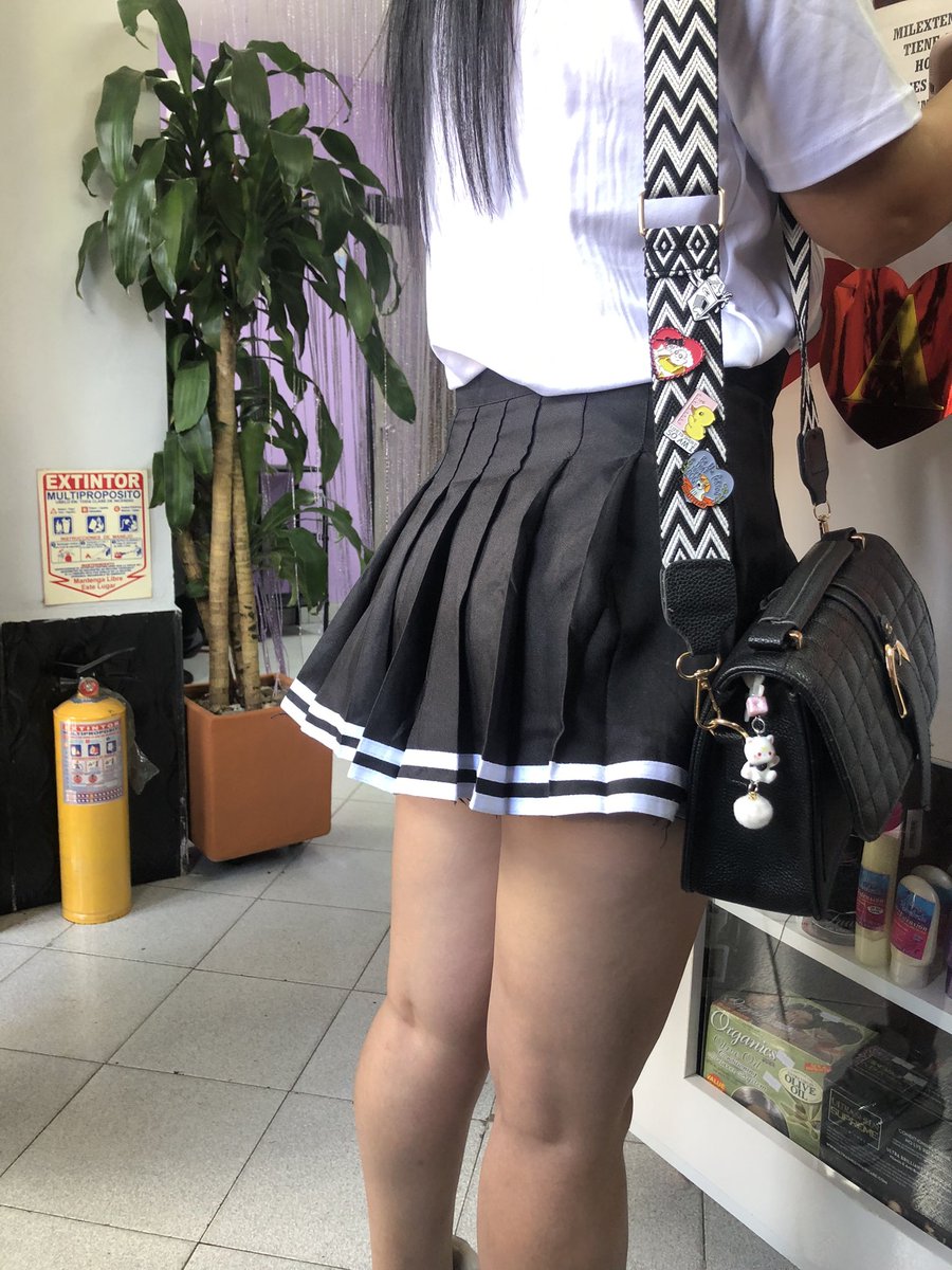 Hoy pestañas y odontología en faldita y tanguita 😈😈😈😈😈