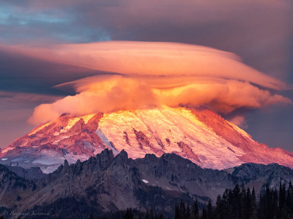 It was an amazing morning watching this over Mount Rainier. #wawx